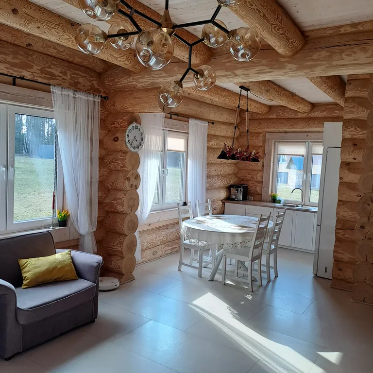 Уютный домик, на опушке леса, с видом на озера