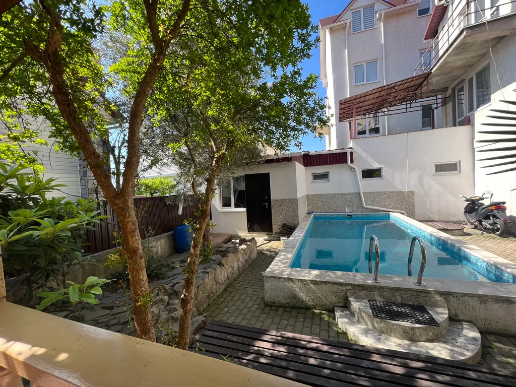 Дом с бассейном и баней