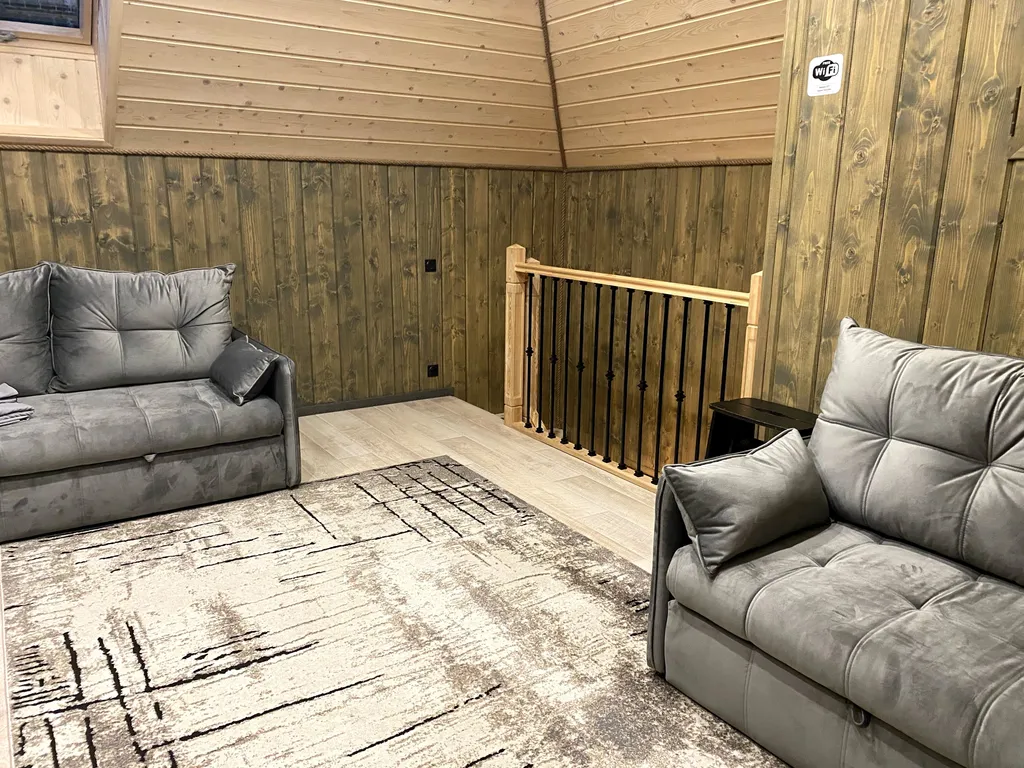 Современный новый дом с баней и банным чаном и бассейном