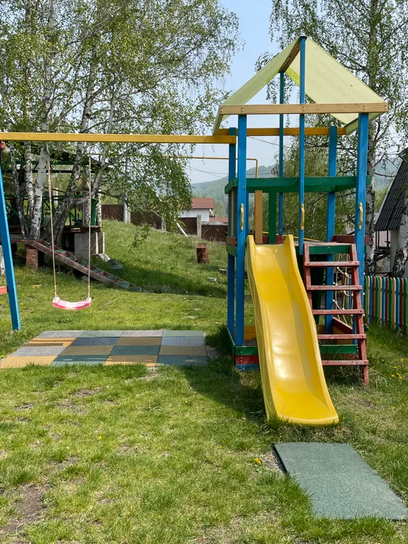 Дом с баней и детской площадкой, рядом лес и горы