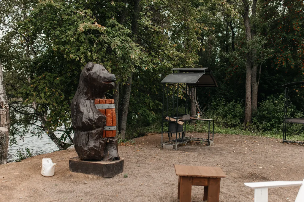 Баня на дровах на берегу озера