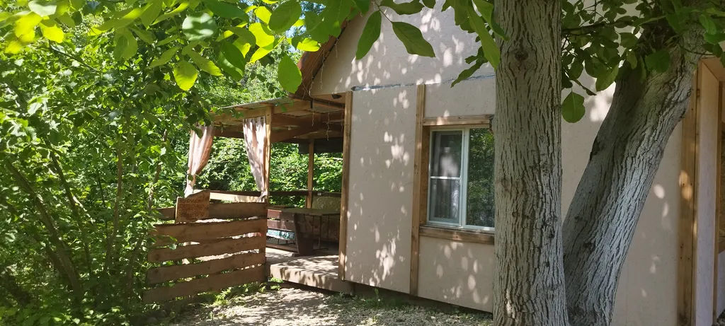 Романтик у реки