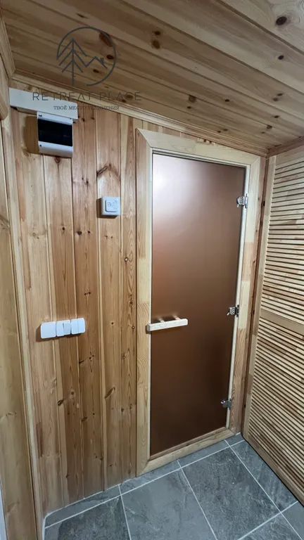 Панорамный дом с баней на дровах и чаном в окружении ёлок