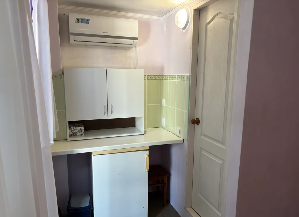 Двухместная комната среди гор и моря