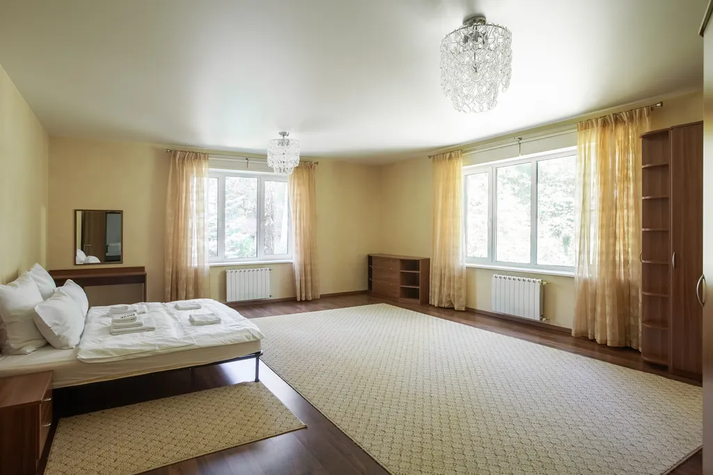 Загородный дом с бассейном, сауной и собственным лесом на участке