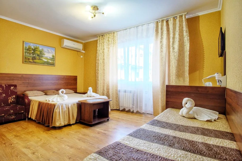 Комната на троих