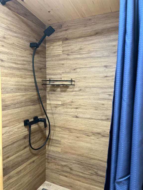 Домик в лесу с панорамным окном