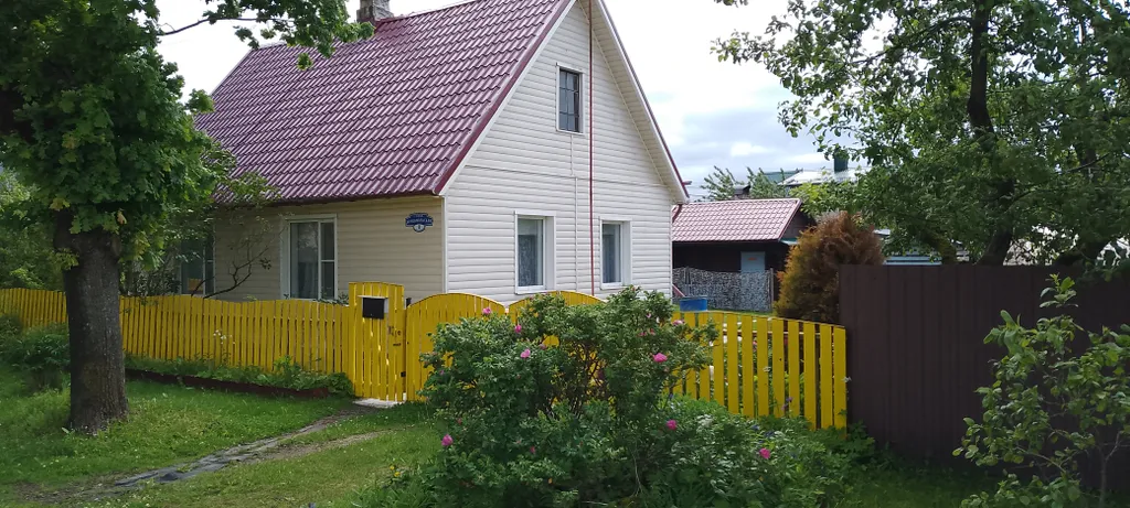 Дом с видом на монастырь