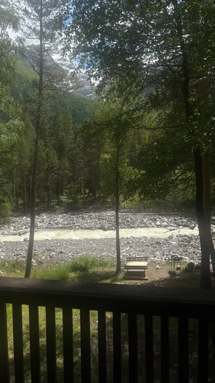 Уютный двухэтажный домик у реки, треугольник