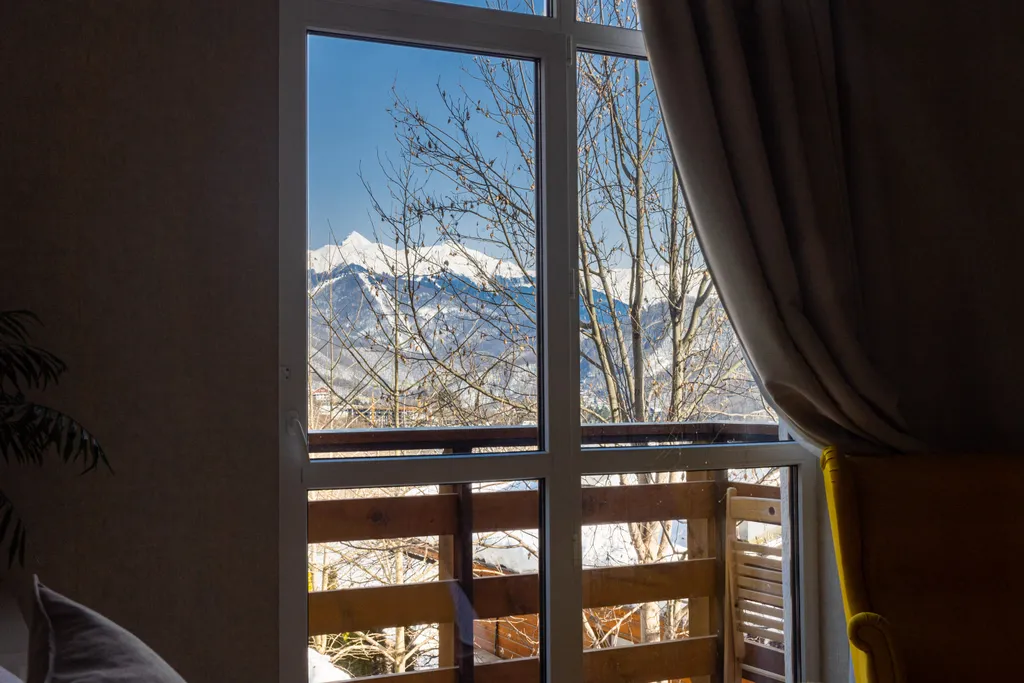 Студия с видом на рассвет в горах, с кухней и балконом