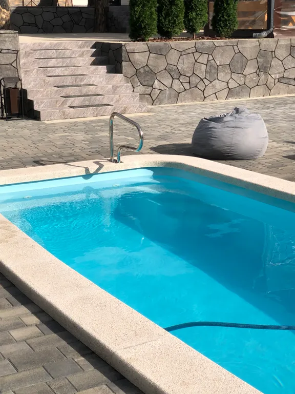 Номер люкс с видом на горы и всегда теплым бассейном