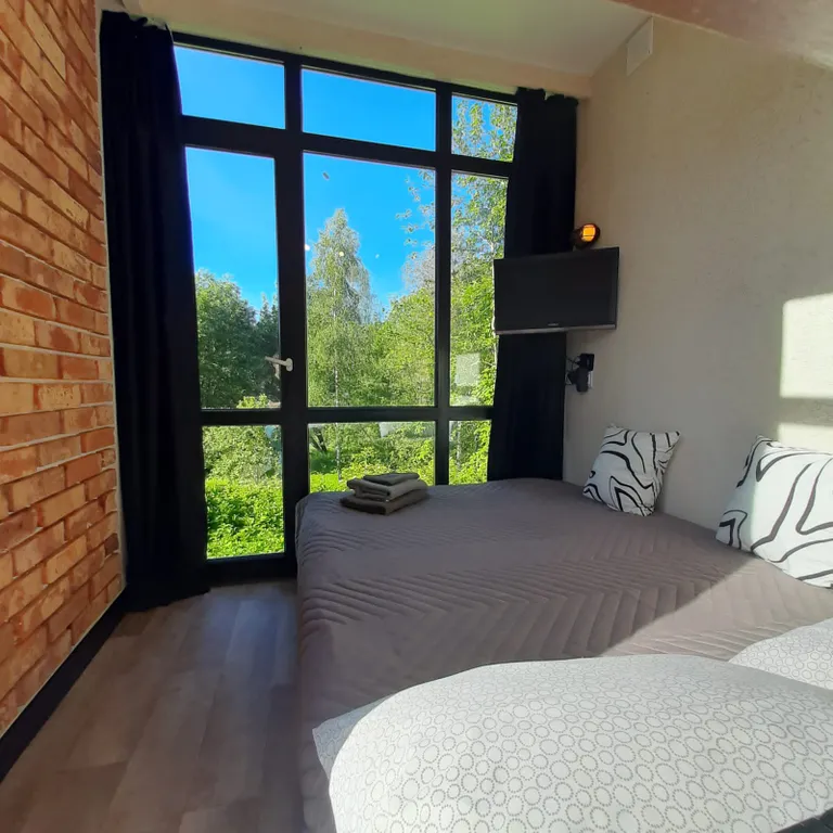 Уютный домик-студия на склоне холма у реки