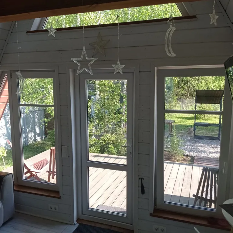 Дом с баней и чаном у леса