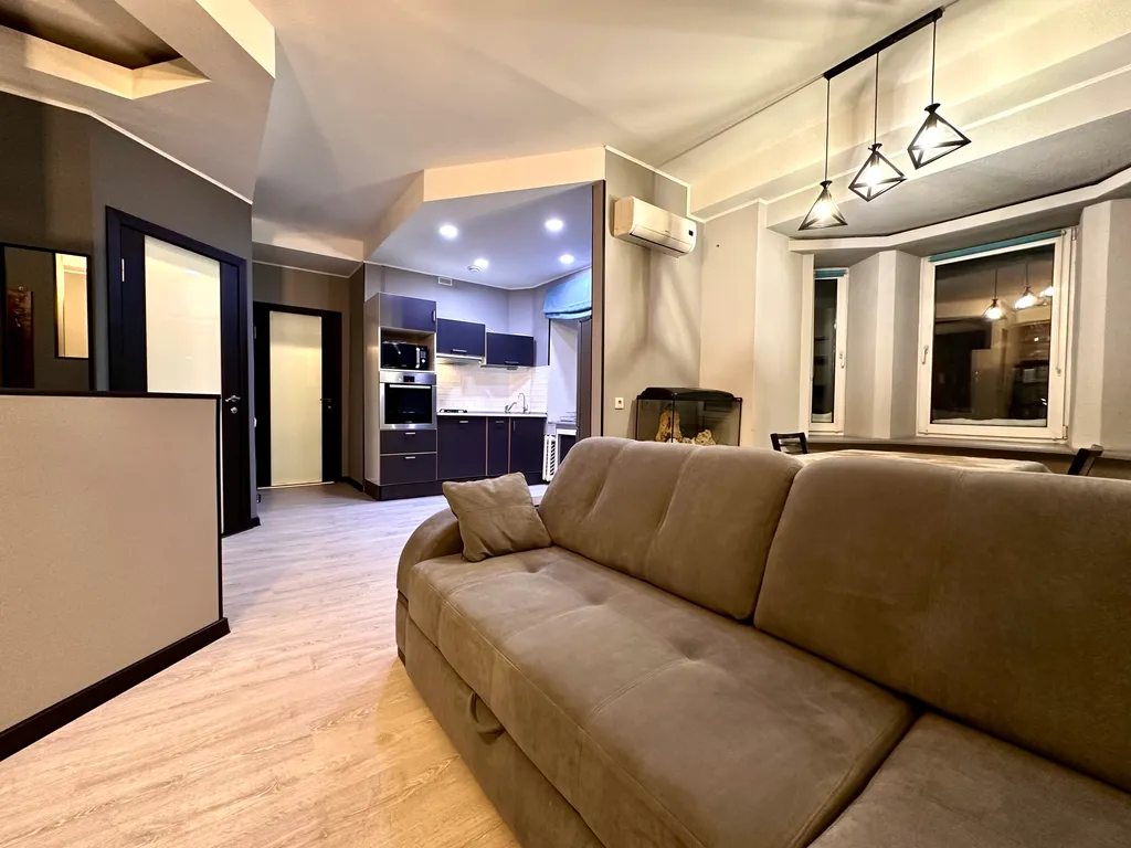 Двухкомнатная студия. Идеальная локация. Парковка во дворе.