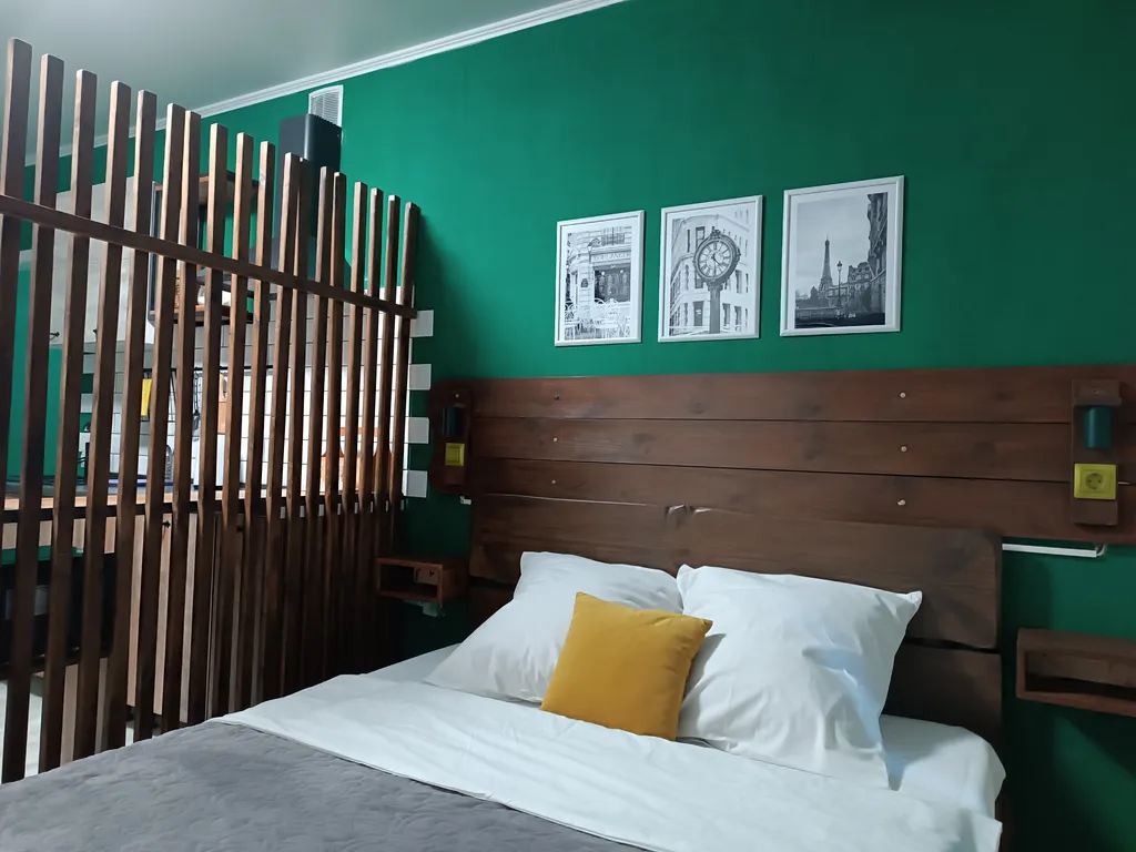 Великолепная студия с интересным дизайном в стиле французского кафе