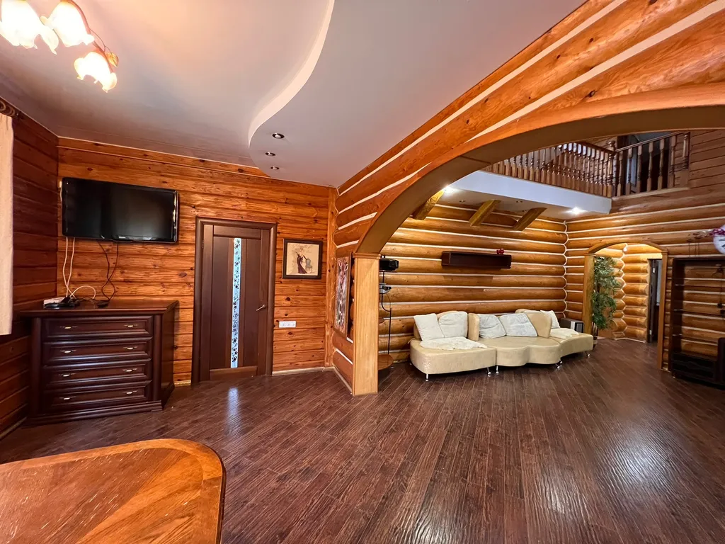 Деревянный коттедж с баней на берегу реки