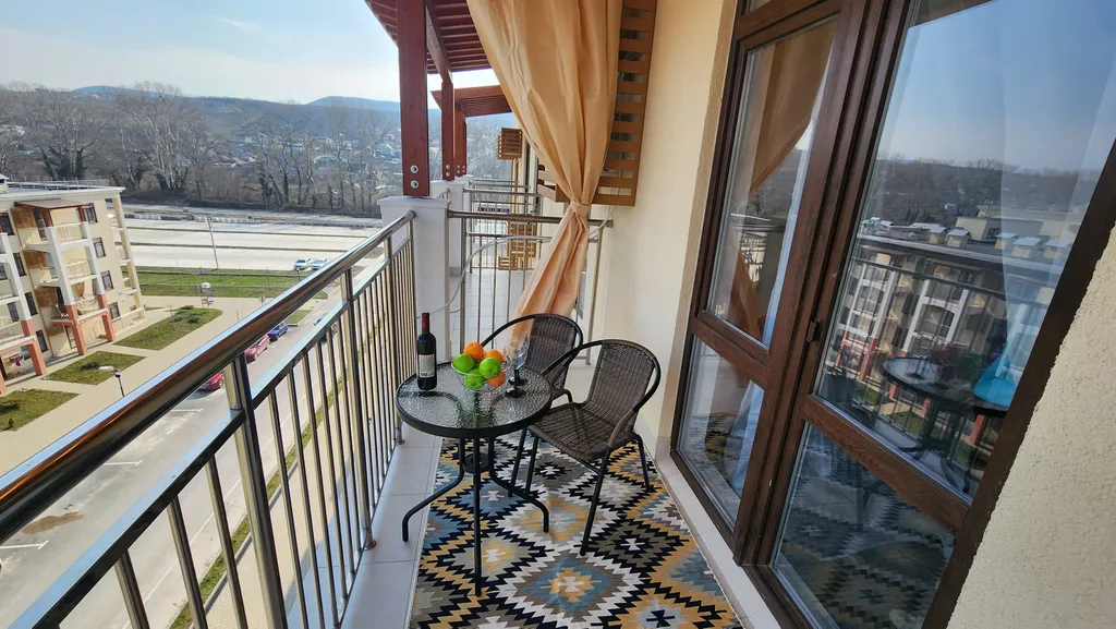 Красивая студия с видом на горы