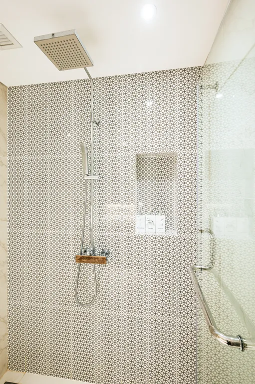 Просторные апартаменты в лагуне на Бангтао с видом на озеро и море