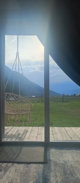 Уютный домик с видом на горную долину