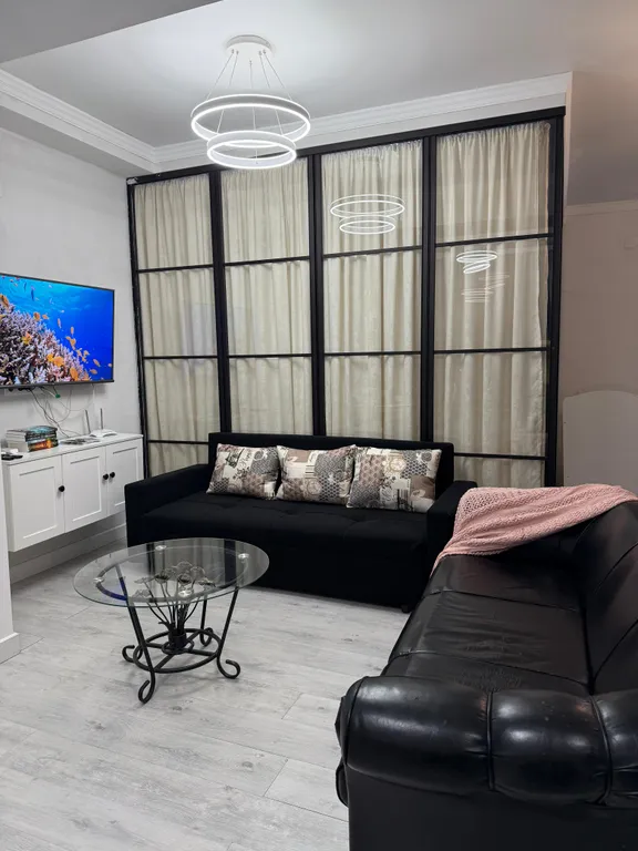 Витражные окна с красивым видом на город и новогодние салюты