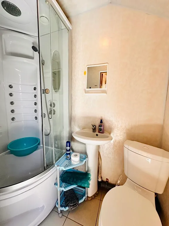 Уютная комната на мансарде с видом на море