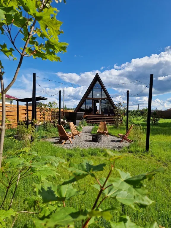 Пpocторный 4-местный А-фрейм с чанoм и банeй нa берегу реки Дубна