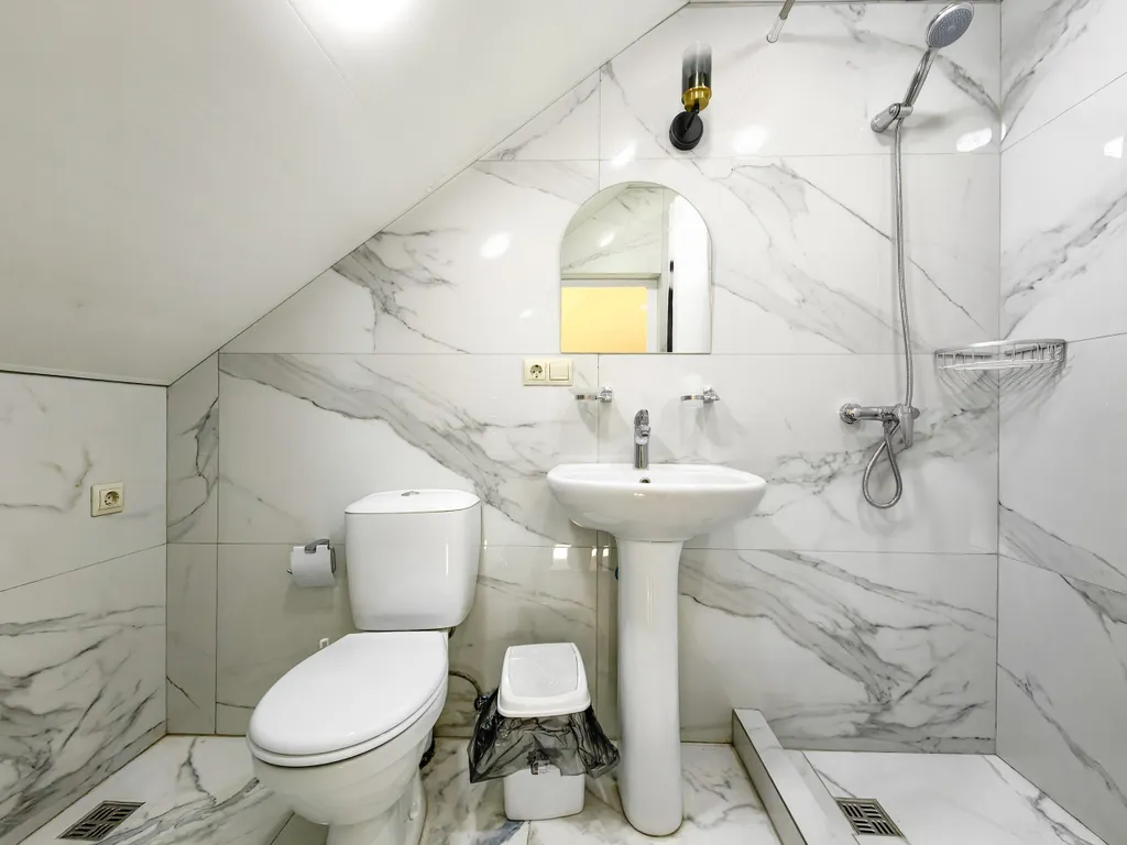 Мансардная студия с частичным видом на горы