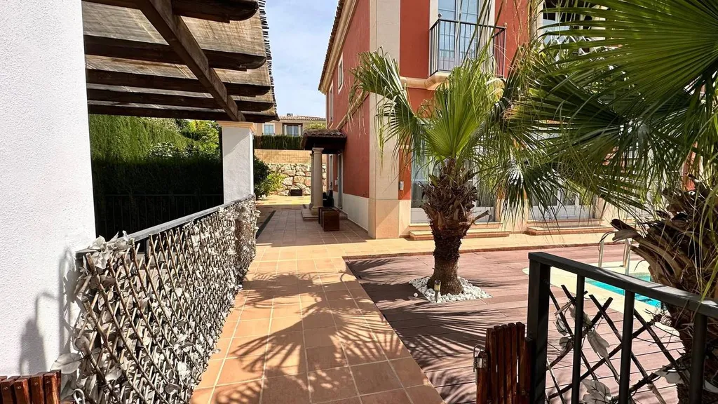 Уютная Семейная Вилла с открытым бассейном