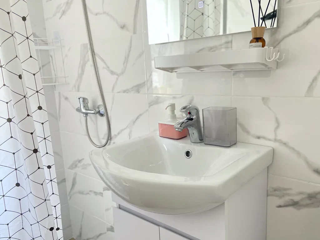 Светлая студия с двориком и парковкой