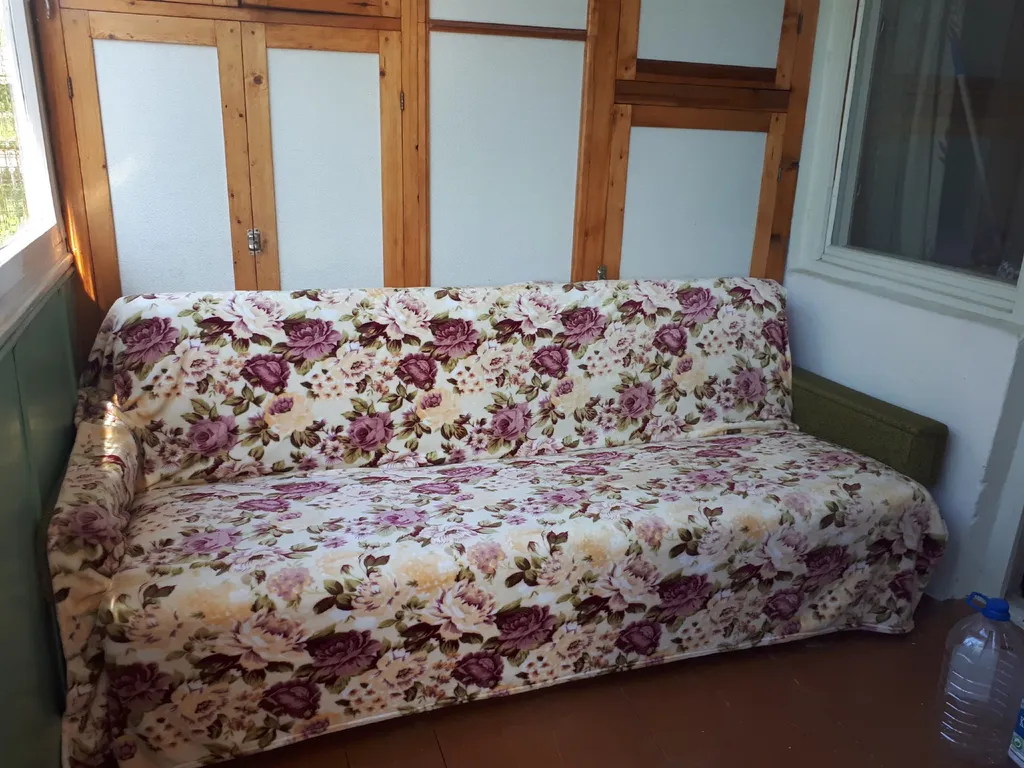 Двухкомнатная квартира с большой лоджией в центре Феодосии