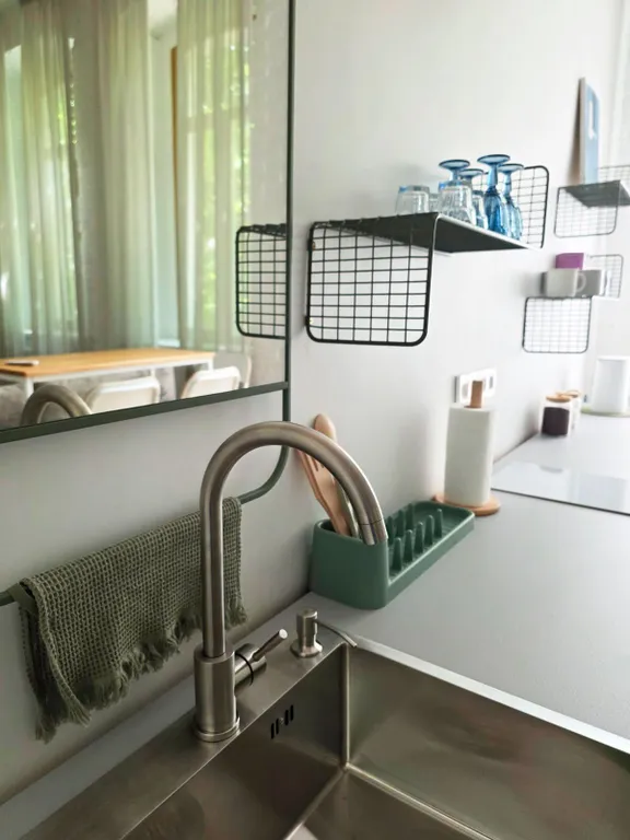 Новые апартаменты с высокими окнами на пешеходной улице