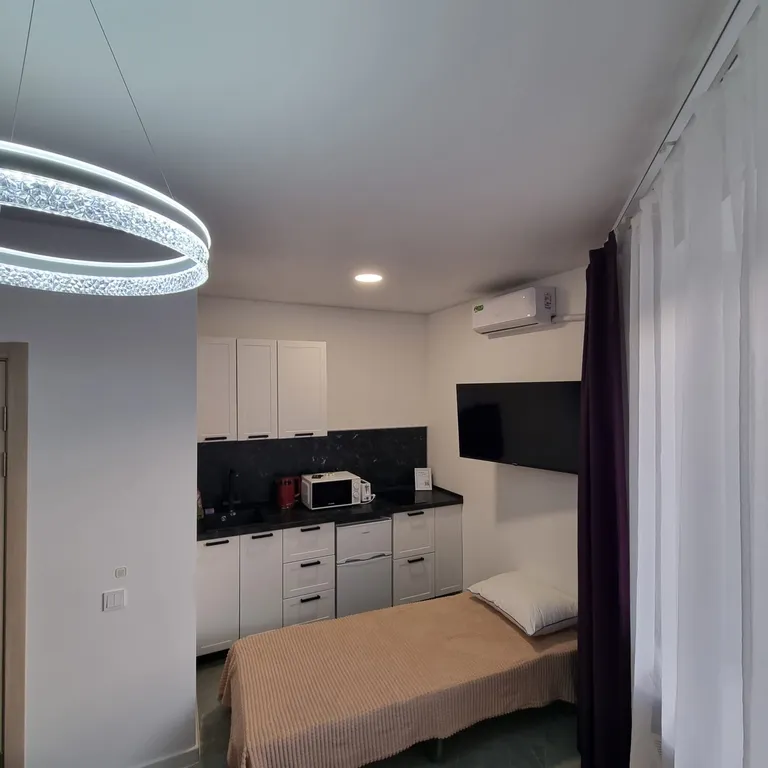 Студия в центре города, рядом с фонтаном