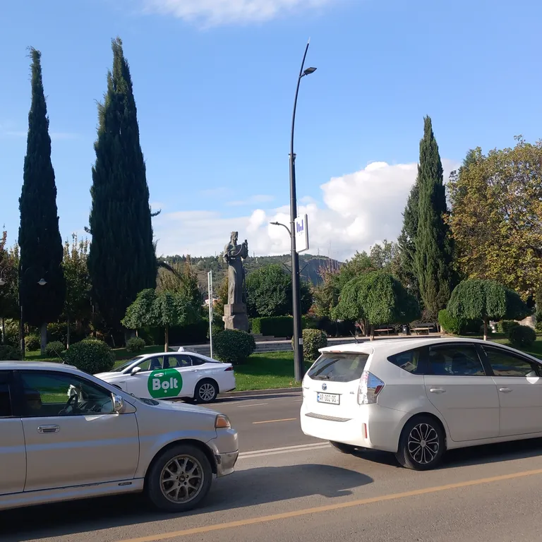 Стильная квартира рядом с метро 300 Арагвинцев