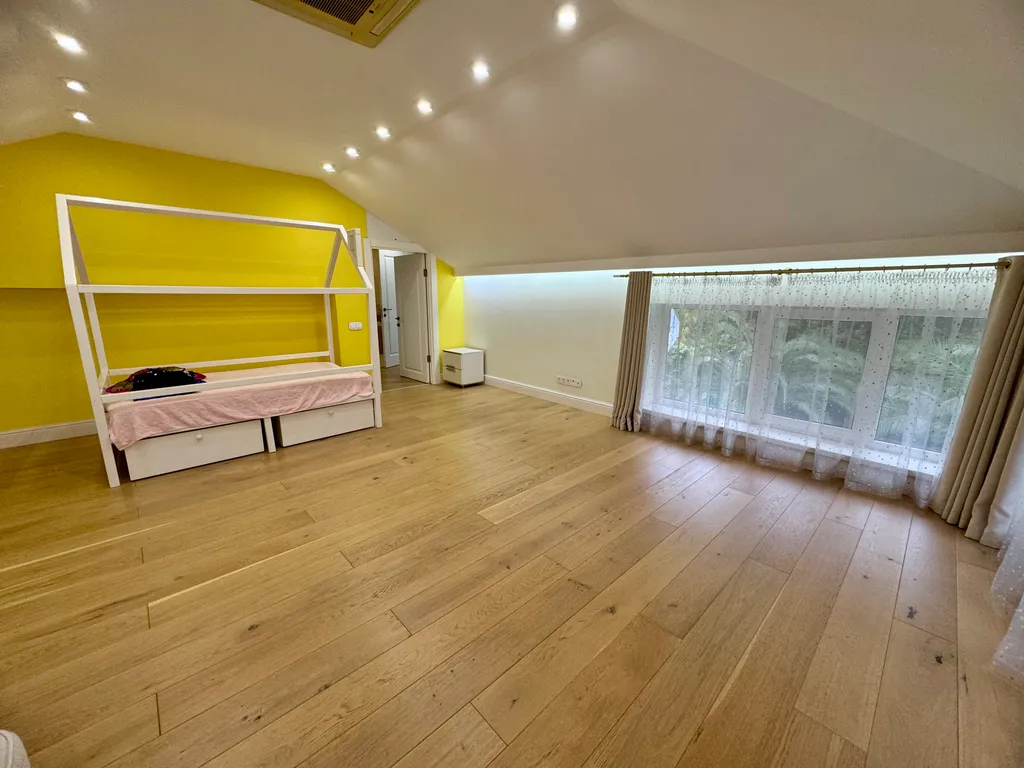 Дом с бассейном и баней у моря