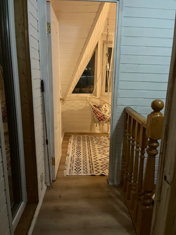 Дом на берегу озера с собственной конюшней