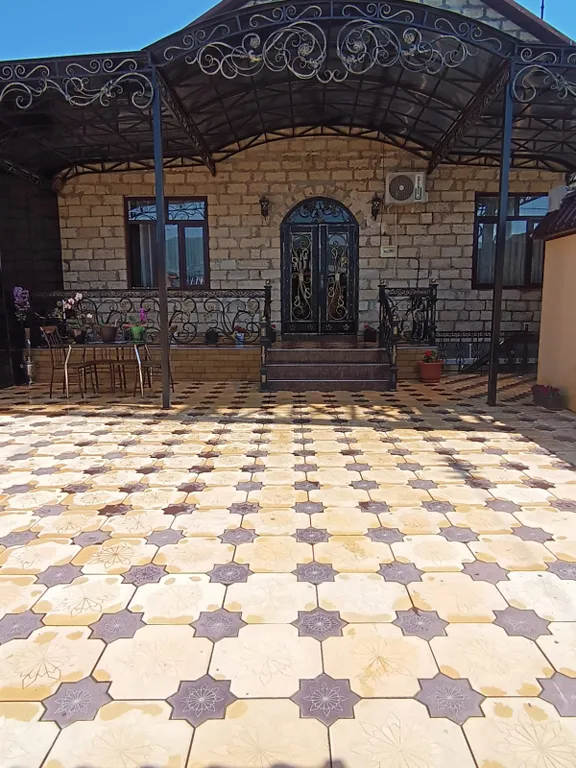 Красивый дом на берегу моря в 50 метрах от дома