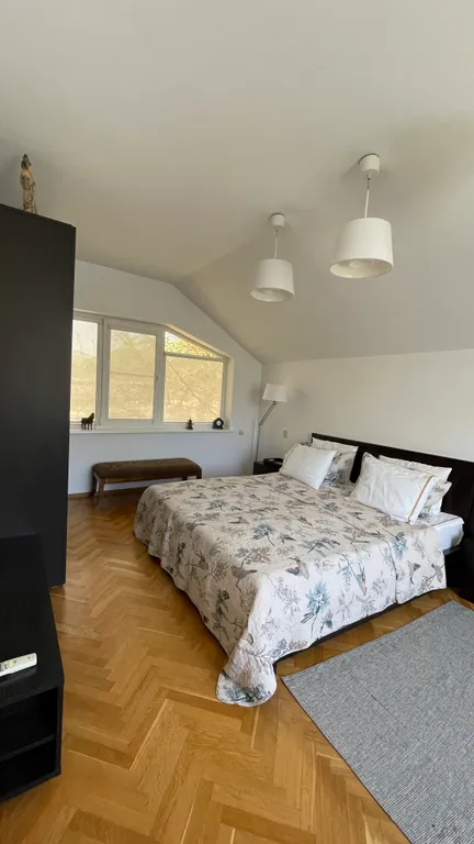 Дом и море через дорогу