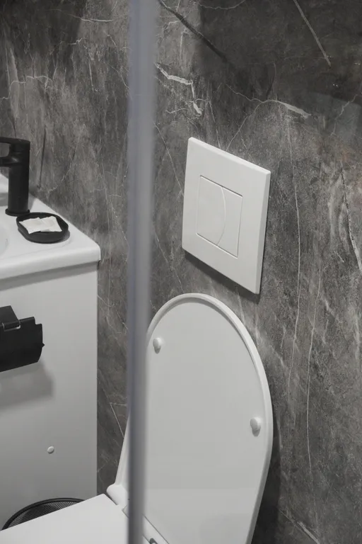 Уютный купольный домик на берегу пруда