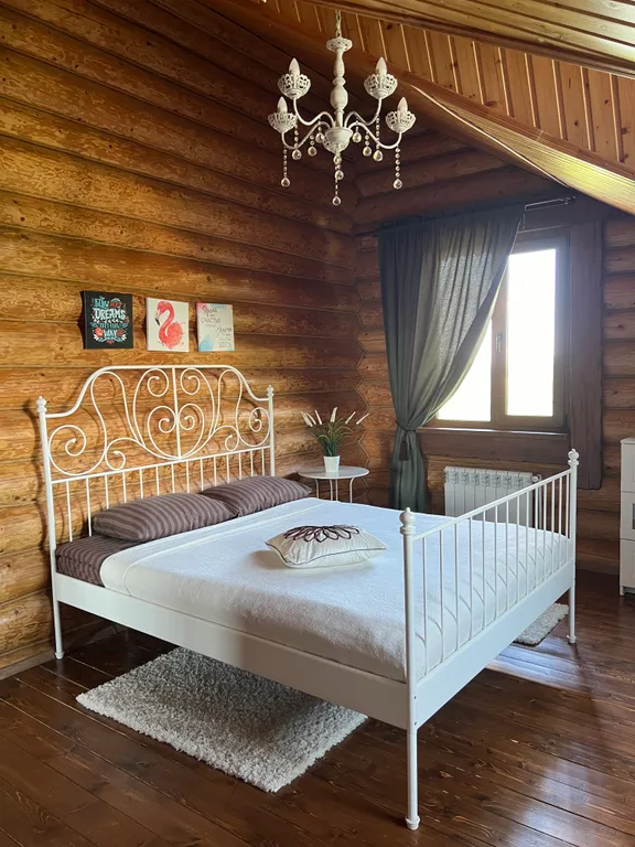 Красивый уютный бревенчатый дом с камином и видом на реку и церковь