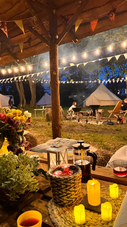 Уютный шатер среди деревьев на берегу озера