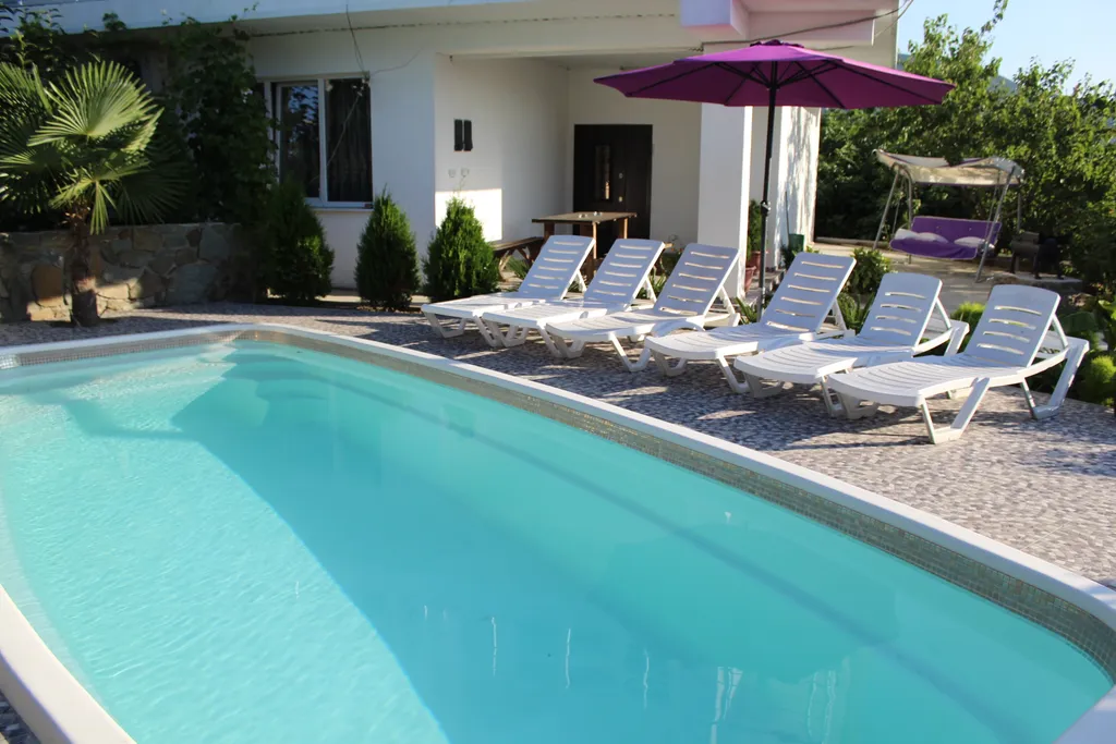 Дом с бассейном в районе Артека и горы Аю-Даг