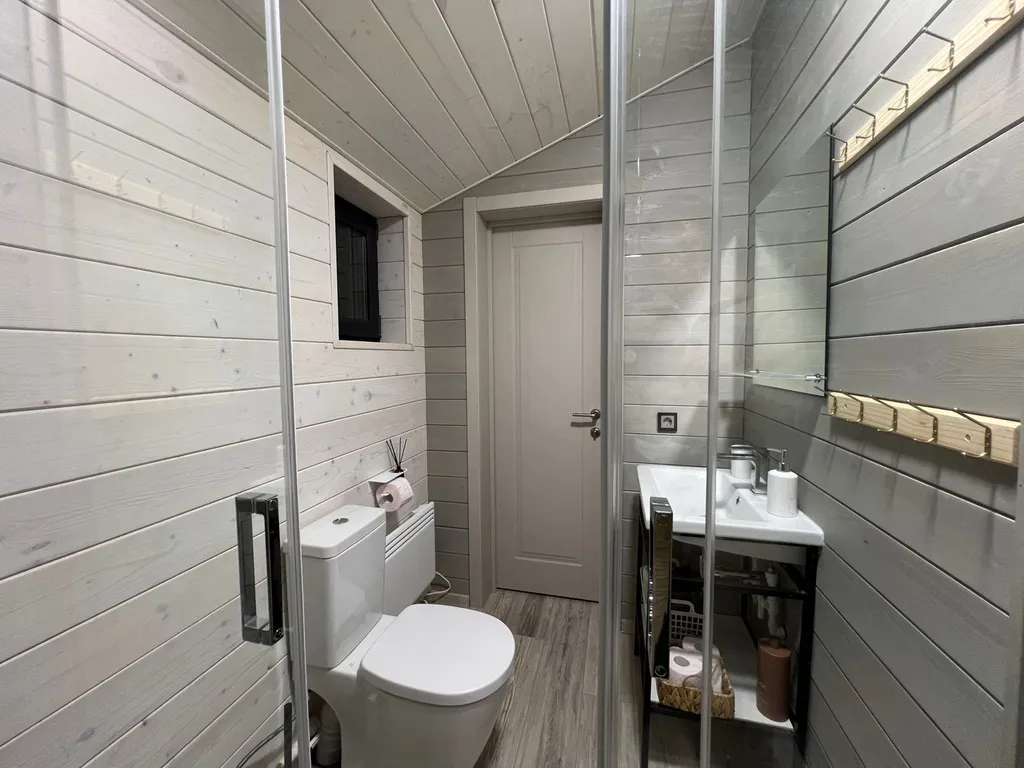 Дом 6 в лесу у реки