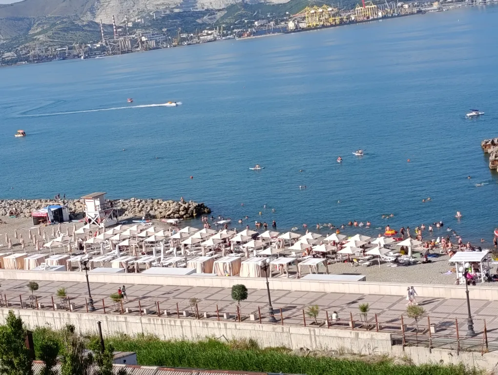 Современная 2-я большая квартира прямо на набережной с пляжем у дома