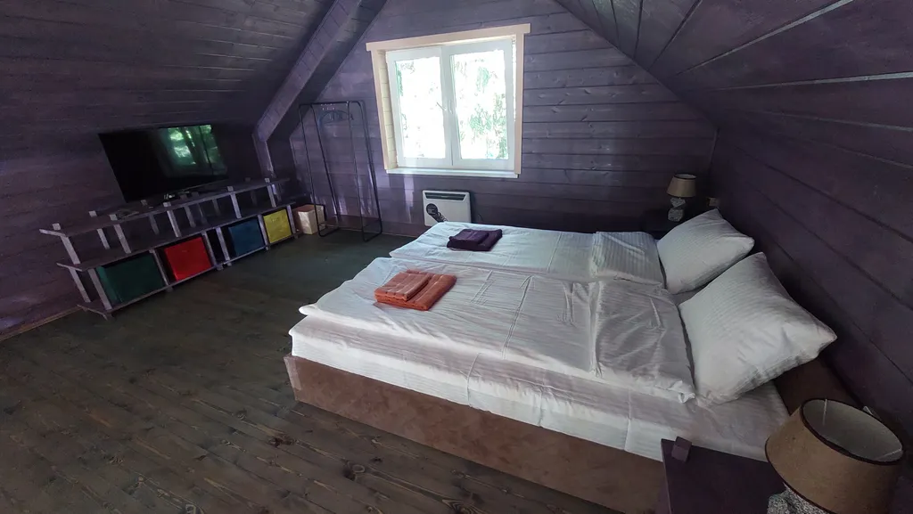 Барнхаус в лесу с розовой гостиной