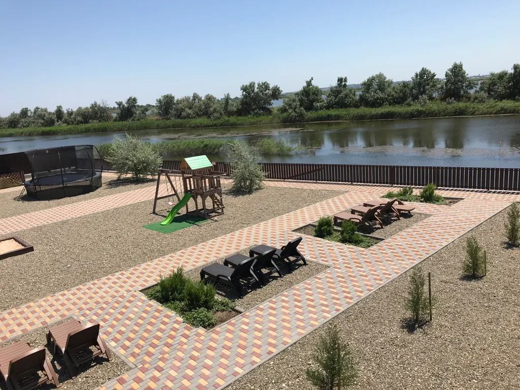 Уютные домики у канала