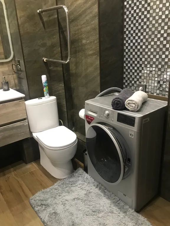 Апартаменты в ЖК Париж, центр. Парк Победы! Вода горячая есть.