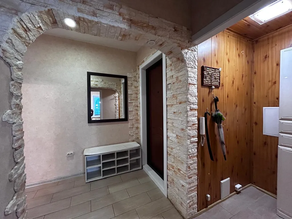 Современная трехкомнатная квартира с большой кухней