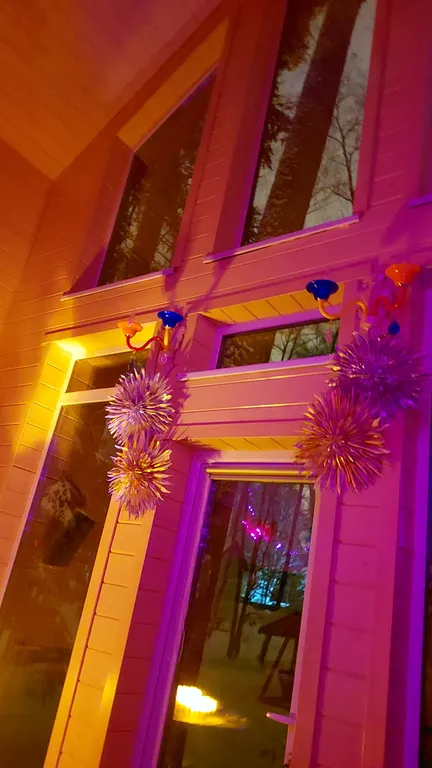 Барнхаус в лесу с розовой гостиной