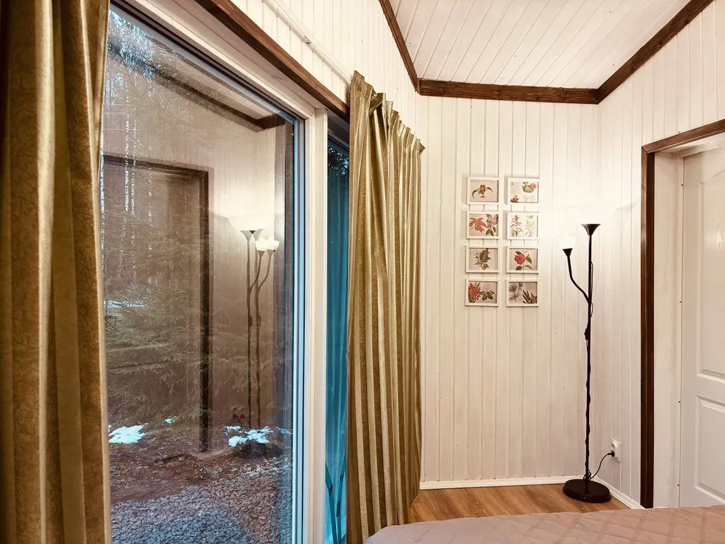 Панорамный дом в лесу