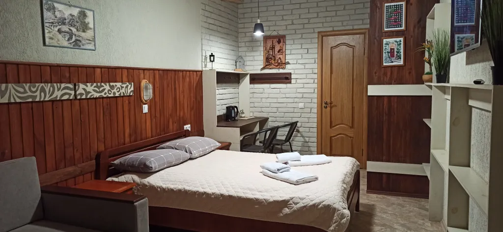 Двухместный номер с двуспальной кроватью и диваном